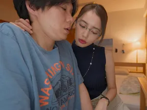 Qua nhà bạn chơi, “chơi” luôn anh trai của bạn