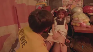 Mềm mại và ướt át, cận cảnh cái mông nhô lên, âm hộ siêu đầy đặn và sạch sẽ, mở rộng để nhìn thấy lỗ, hồng hào và khít chặt, nhào nặn bộ ngực phẳng, nói năng ve vãn và nhẹ nhàng