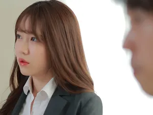 Anh chàng đeo kính đã lắp tấm che nắng cho xe và để vợ mình chơi trò sốc điện bên trong! Cú sốc điện khiến cô ấy giật mình và hét lên, khiến tôi muốn xuất tinh!