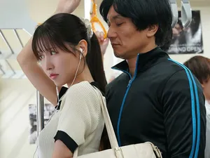 Chồng của chị gái tôi đã bị bắt vì tội tham nhũng. Người bạn cũ của tôi đã đến tặng bánh trung thu vào dịp lễ để xoa dịu nỗi cô đơn của tôi.