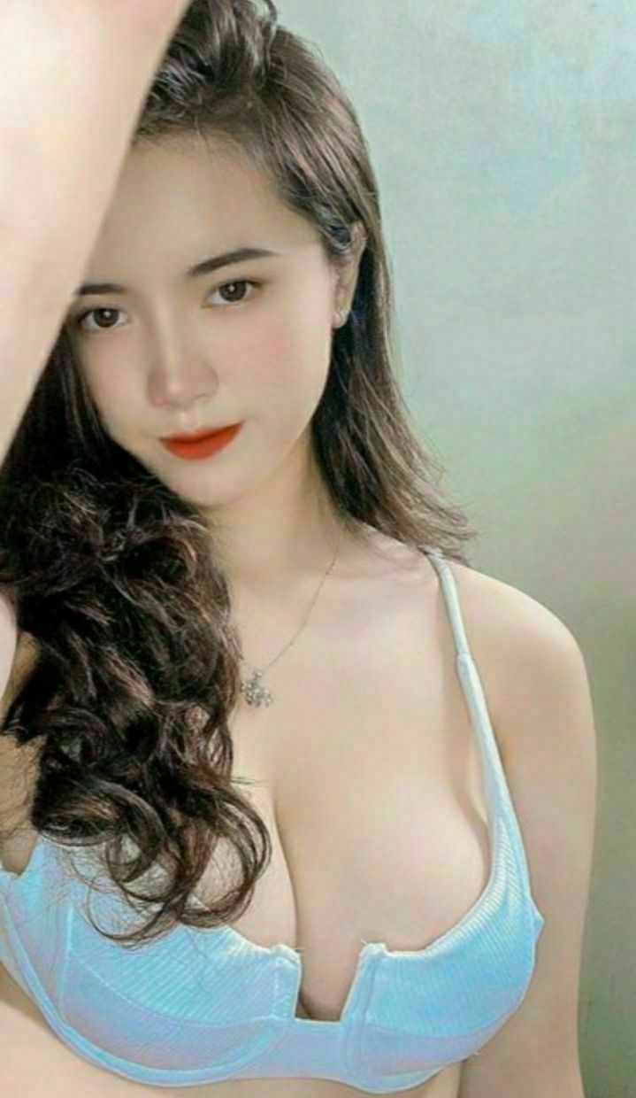 Bộ trang phục của cô gái trẻ quyến rũ đến mức cô luôn để lộ khuôn mặt trong chiếc váy ngắn. Cô ấy ngậm sâu một con cặc lớn và để cậu bé xoa ngực và quan hệ với âm hộ của cô ấy. Cô ấy liên tục rên rỉ và biểu cảm của cô ấy thật gợi cảm. Có rất nhiều nước trong âm hộ của cô ấy, thật sự rất thú vị